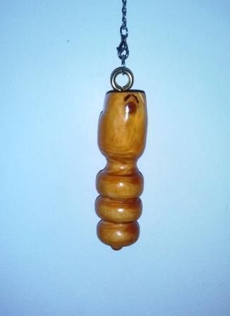 Pendule pour l'équilibrage des énergies en bois de pin fabriqué à la main de manière artisanale Pendule pour l'équilibrage des énergies en bois de pin fabriqué à la main de manière artisanale