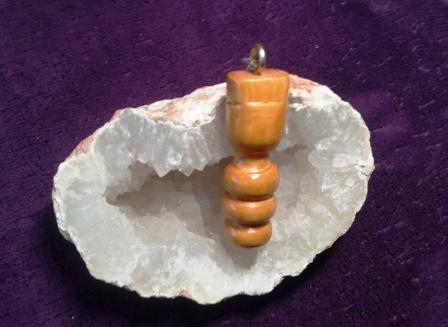 Pendule pour l'équilibrage des énergies en bois de pin fabriqué à la main de manière artisanale Pendule pour l'équilibrage des énergies en bois de pin fabriqué à la main de manière artisanale