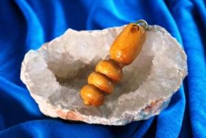 Pendule pour l'équilibrage des énergies en bois de pin fabriqué à la main de manière artisanale Pendule pour l'équilibrage des énergies en bois de pin fabriqué à la main de manière artisanale