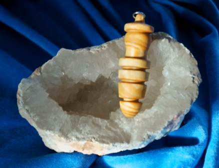 Pendule en bois de conifère pour la radiesthésie ou la voyance - Imhotep Pendule en bois de conifère pour la radiesthésie ou la voyance - Imhotep